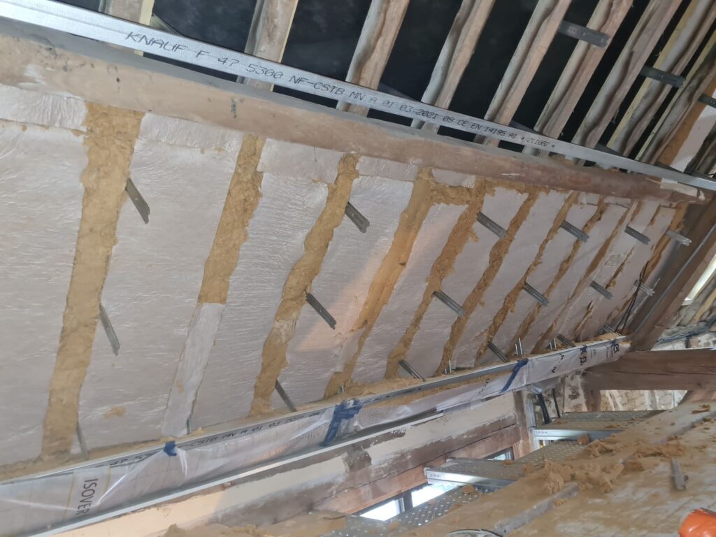 Iti C Isolation Rampant Laine De Bois Pendant